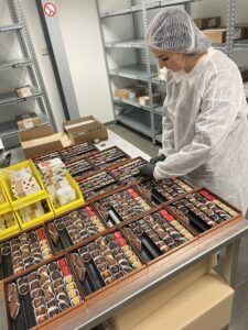 Medewerkster Kaat tijdens de praline picking